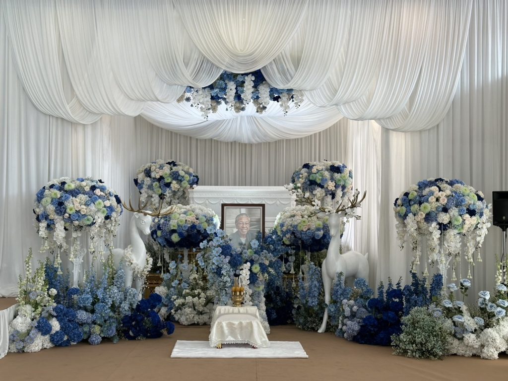 การจัดเตรียมป้ายชื่อและรูปภาพ - รับจัดงานศพ ออแกไนซ์งานศพ รับจัดดอกไม้งานศพ